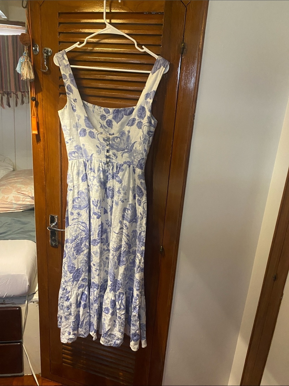 Reformation  /midi  Dress in a white and blue floral size 2